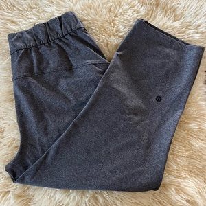 Lululemon Cropped Pull-on Pants in Dark Gray.  Size 6